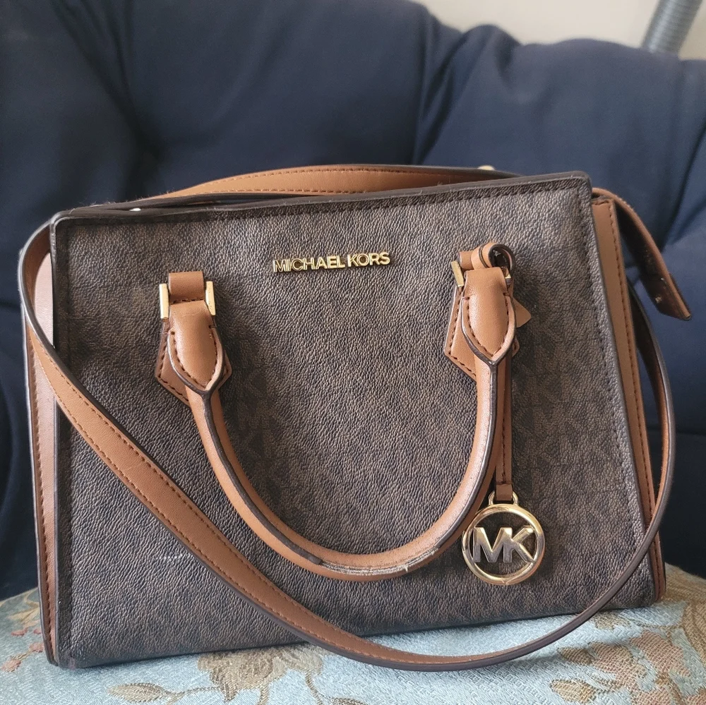 Micheal Kors crossbody - Picture 1 of 11